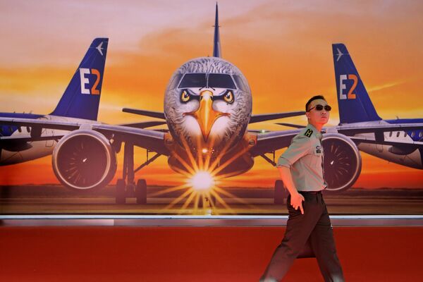 Bức hình khổ lớn máy bay Embraer E190-E2 tại triển lãm hàng không Airshow China-2018 - Sputnik Việt Nam