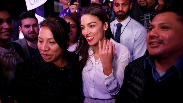 Alexandria Ocasio-Cortez, 29 tuổi của Đảng Dân chủ với những người ủng hộ trong ngày bầu cử Hoa Kỳ - Sputnik Việt Nam