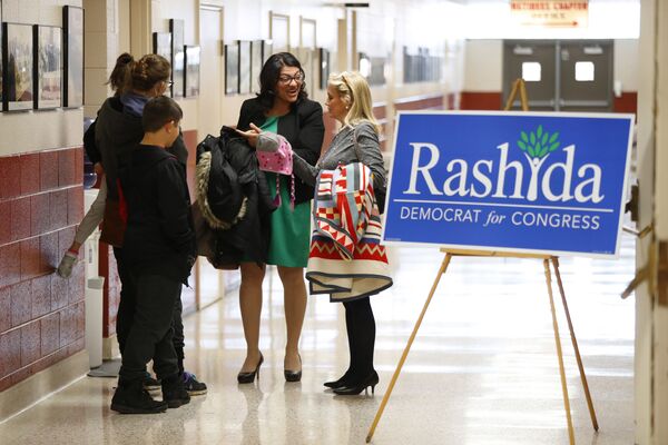 Ứng cử viên của đảng Dân chủ Hoa Kỳ Rashida Tlaib trước cuộc mít tinh chính trị ở Dearborn, Hoa Kỳ - Sputnik Việt Nam