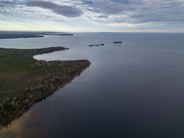 Cảnh nhìn ra hồ Onega và đảo Puhta ở Cộng hòa Karelia - Sputnik Việt Nam