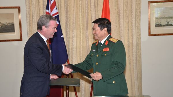 Bộ trưởng Quốc phòng Australia Christopher Pyne và Bộ trưởng Bộ Quốc phòng Ngô Xuân Lịch ký Tuyên bố tầm nhìn chung về thúc đẩy hợp tác quốc phòng Việt Nam - Australia. - Sputnik Việt Nam