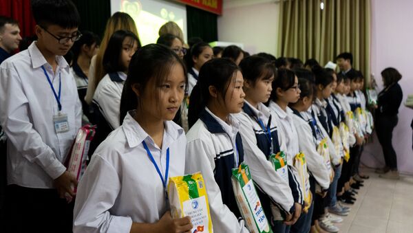 Trung tâm Khoa học và Văn hóa Nga tổ chức sự kiện từ thiện tại trường Hai Bà Trưng - Sputnik Việt Nam