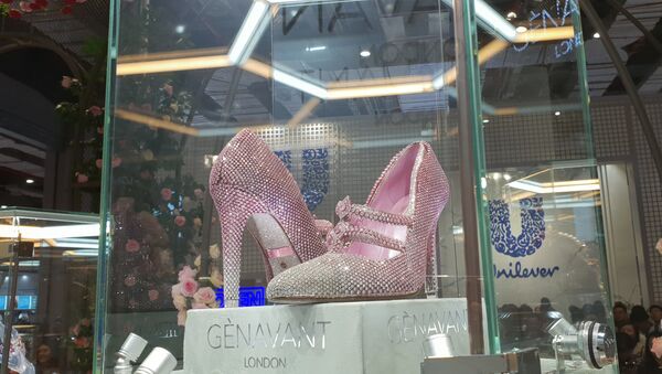 Tại triển lãm EXPO nhập khẩu quốc tế ở Thượng Hải, một đôi giày hoàn toàn được phủ bằng kim cương đã được trình bày. - Sputnik Việt Nam
