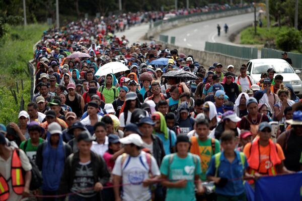 Đoàn di dân Trung Mỹ trên đường đến biên giới Hoa Kỳ ở Mexico - Sputnik Việt Nam