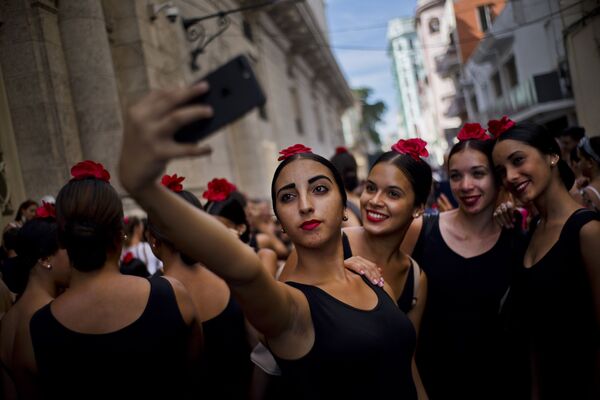 Các vũ công Flamenco chụp ảnh tự sướng trong Liên hoan múa ba lê Quốc tế ở Havana, Cuba - Sputnik Việt Nam