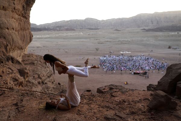 Những người yêu môn Yoga tham gia lễ hội hàng năm tại thung lũng Timna, Israel - Sputnik Việt Nam