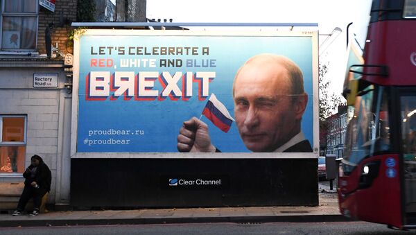 Biển quảng cáo có in hình tổng thống Putin xuất hiện trên đường phố Londo - Sputnik Việt Nam