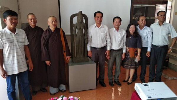 Hai cá nhân tự nguyện giao nộp tượng nữ thần cổ quý hiếm cho bảo tàng được UBND tỉnh Vĩnh Long tặng thưởng 75 triệu đồng - Sputnik Việt Nam