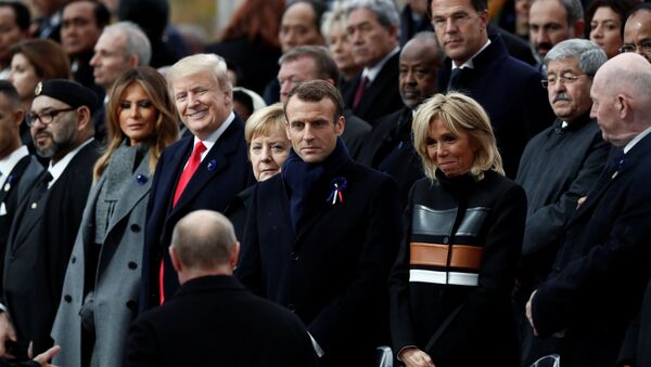 Donald Trump, Emmanuel Macron với phu nhân, Angela Merkel và Vladimir Putin tại Paris, Pháp - Sputnik Việt Nam