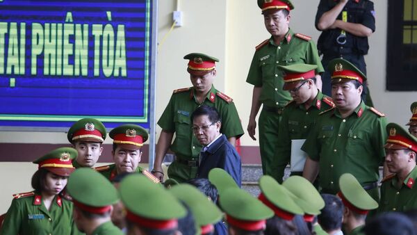 Ông Phan Văn Vĩnh bị áp giải ra tòa - Sputnik Việt Nam