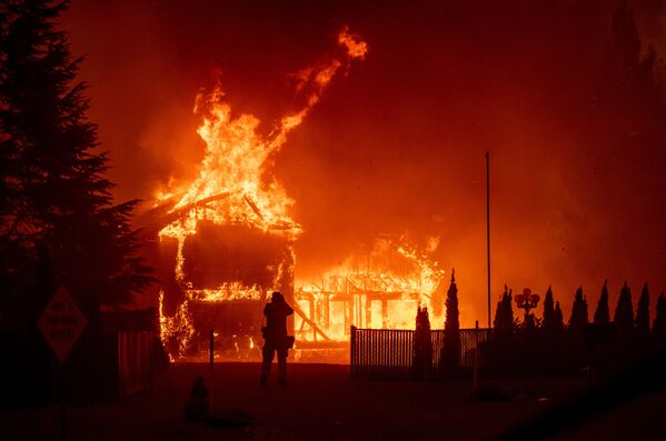 Ngôi nhà cháy do cháy rừng ở Paradise, California, Hoa Kỳ - Sputnik Việt Nam