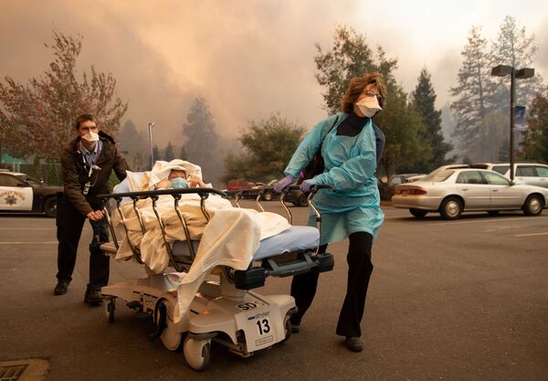 Di tản nạn nhân của đám cháy rừng tại thành phố Paradise ở California, Hoa Kỳ - Sputnik Việt Nam