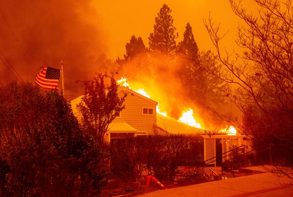 Một ngôi nhà chìm trong ngọn lửa trong  vụ cháy rừng ở thành phố Paradise của California - Sputnik Việt Nam