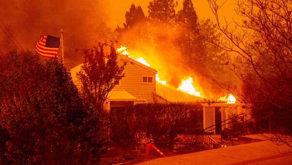 Một ngôi nhà chìm trong ngọn lửa trong  vụ cháy rừng ở thành phố Paradise của California - Sputnik Việt Nam