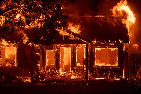 Ngôi nhà cháy ở thành phố Paradise của Mỹ, California, nơi đã bị hủy hoại hoàn toàn trong đám cháy. - Sputnik Việt Nam