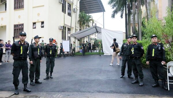 Lực lượng công an đảm bảo an ninh trật tự tại phiên tòa. - Sputnik Việt Nam