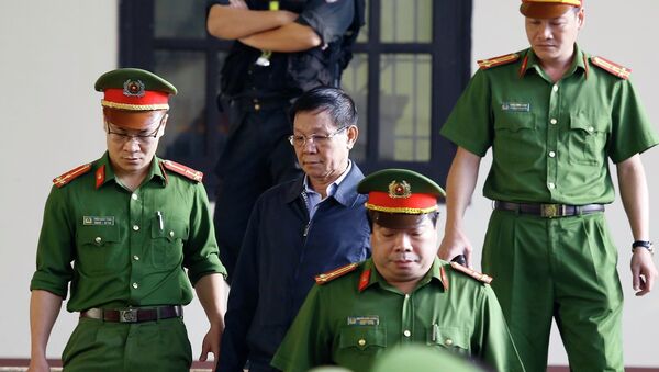 Bị cáo Phan Văn Vĩnh được cơ quan chức năng dẫn giải ra tòa. - Sputnik Việt Nam