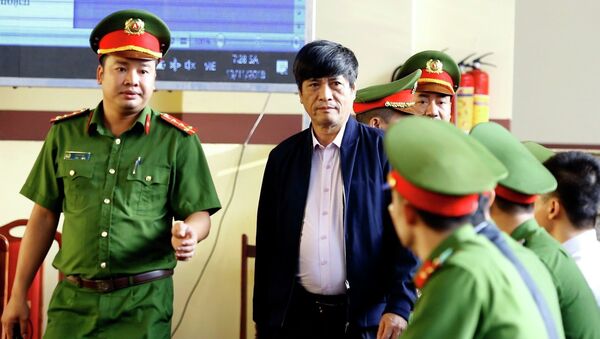 Bị cáo Nguyễn Thanh Hóa được cơ quan chức năng dẫn giải ra tòa. - Sputnik Việt Nam