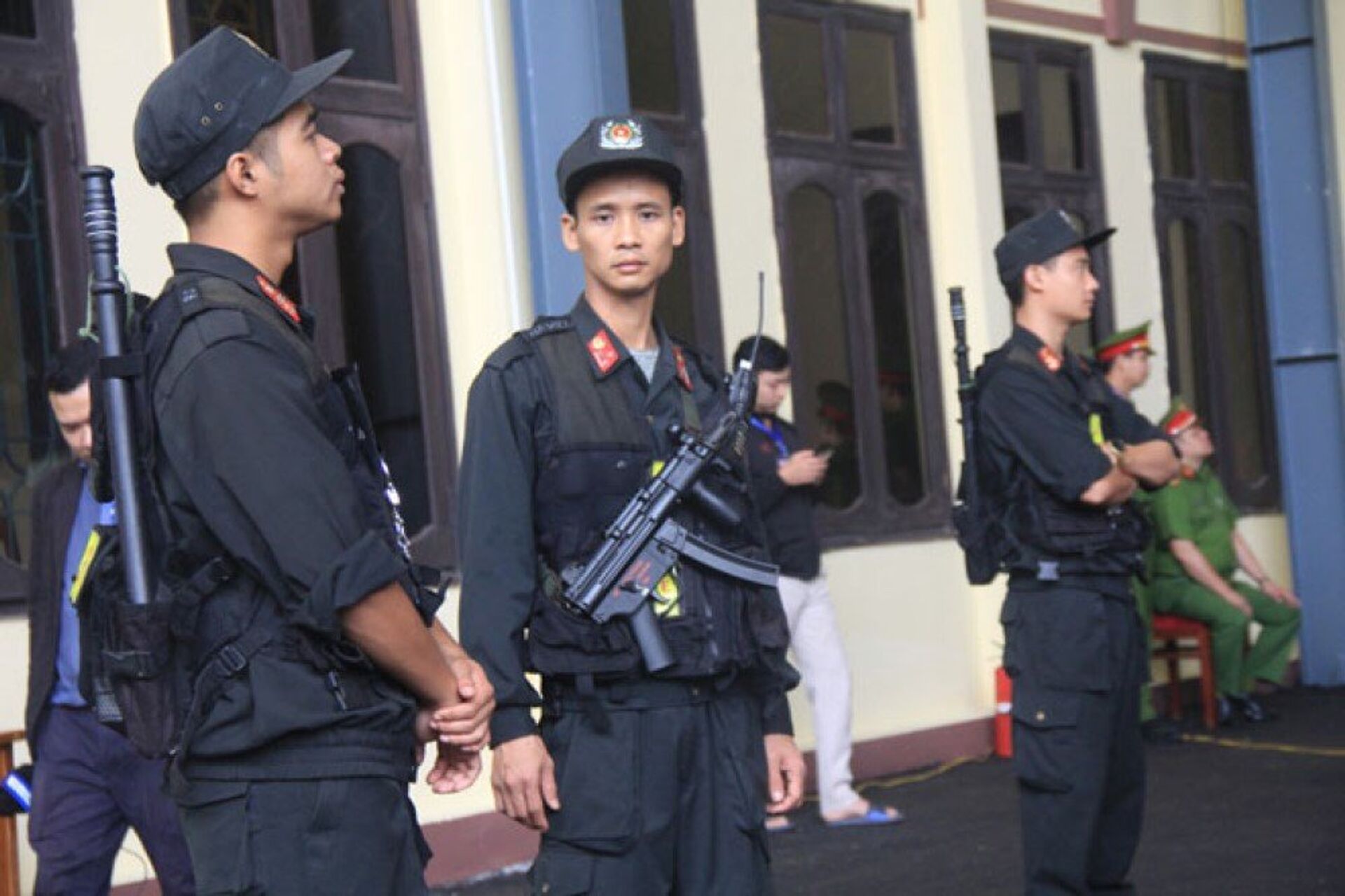 Cảnh sát cơ động sử dụng súng MP5 để thực hiện nhiệm vụ bảo vệ an ninh tại phiên tòa xét xử vụ án đánh bạc nghìn tỷ ở Phú Thọ - Sputnik Việt Nam, 1920, 26.10.2021