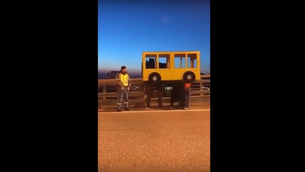 Cư dân Vladivostok cố gắng lái xe qua cầu khi hóa tranh thành…xe buýt - Sputnik Việt Nam