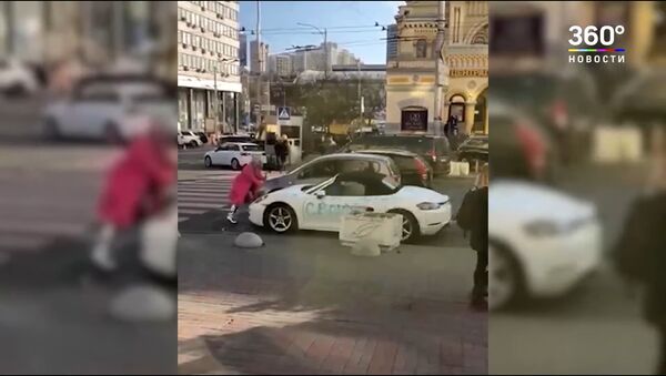 Cô gái tóc vàng dùng rìu đập xe Porsche giữa trung tâm Kiev - Sputnik Việt Nam