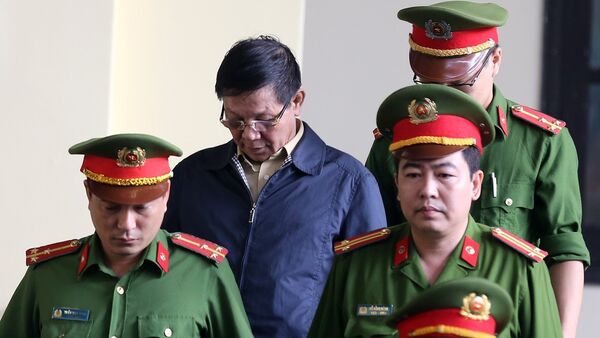 Lực lượng chức năng dẫn giải bị cáo Phan Văn Vĩnh vào tòa. - Sputnik Việt Nam