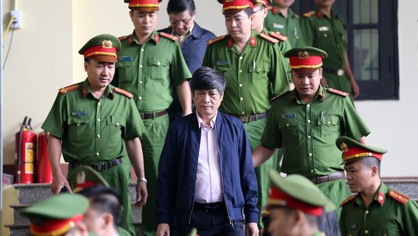 Lực lượng chức năng dẫn giải bị cáo Nguyễn Thanh Hóa vào phiên tòa. - Sputnik Việt Nam