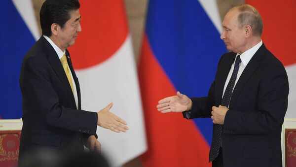 Tổng thống Nga Vladimir Putin và Thủ tướng Nhật Bản Shinzo Abe - Sputnik Việt Nam