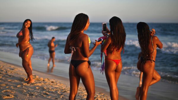 Các cô gái chụp ảnh trên bãi biển Rio de Janeiro, Brazil - Sputnik Việt Nam