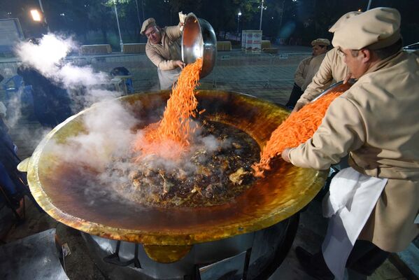 Đầu bếp nấu món cơm plov cho lễ hội ở Dushanbe - Sputnik Việt Nam