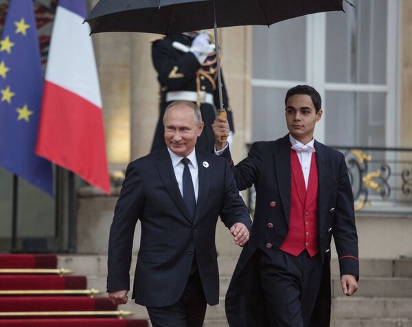 Tổng thống Nga Vladimir Putin rời cung điện Elysée sau bữa sáng làm việc do Tổng thống Pháp Emmanuel Macron tổ chức - Sputnik Việt Nam