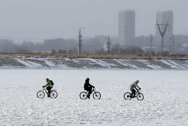 Người đi dạo trên mặt nước đóng băng của hồ chứa trạm thủy điện Novosibirsk - Sputnik Việt Nam