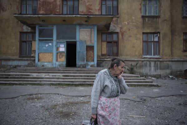 Nữ cư dân địa phương tại ký túc xá thành phố Makeevka, tỉnh Donetsk - Sputnik Việt Nam