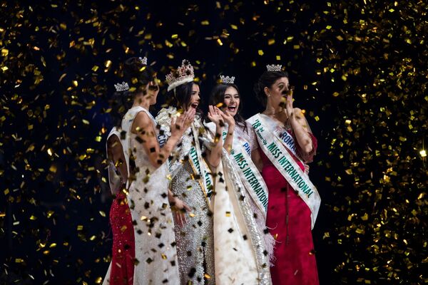 Cô gái đoạt vương miện Hoa hậu Quốc tế-2018 Mariem Claret Vlazco Garcia, cùng với các thí sinh khác trên sân khấu - Sputnik Việt Nam
