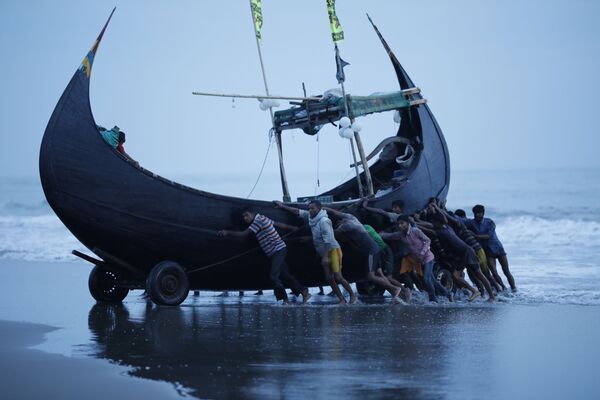 Ngư dân đẩy thuyền đến làng chài Sharlapur, Bangladesh - Sputnik Việt Nam