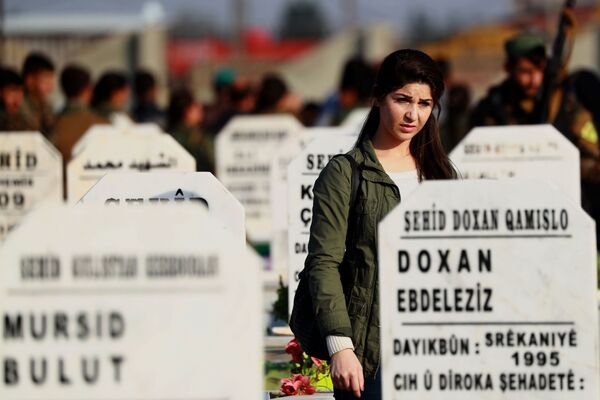 Nữ chiến binh Lực lượng dân chủ Syria dự đám tang đồng đội trong nghĩa địa ở thành phố Qamishly - Sputnik Việt Nam