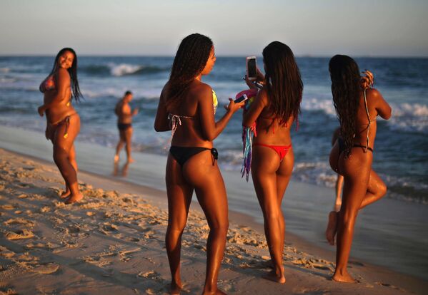 Các cô gái chụp ảnh trên bãi biển Rio de Janeiro, Brazil - Sputnik Việt Nam