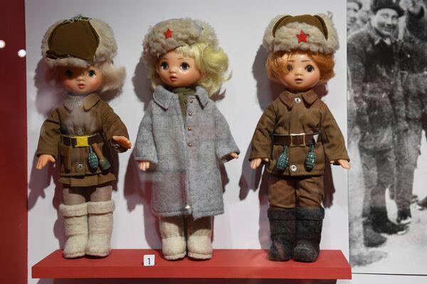 Búp bê đi ủng Valenki từ sưu tập “Những người du kích” (Nhà máy đồ chơi  8 tháng 3 năm, sản phẩm năm 1975, tác giả I. S. Manukhina) tại triển lãm Ủng Valenki. Từ cung điện Nga hoàng đến sàn diễn thời trang - Sputnik Việt Nam