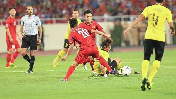Cầu thủ Malaysia trong vòng vây của các tuyển thủ Việt Nam. - Sputnik Việt Nam