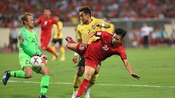 Thủ môn đội Malaysia nỗ lực cản phá pha dứt điểm của Phan Văn Đức (số 20). - Sputnik Việt Nam