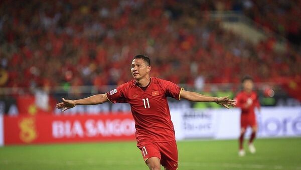 Tiền đạo Anh Đức (số 11) ghi bàn, nâng tỷ số lên 2-0 cho Việt Nam ở phút 59. - Sputnik Việt Nam