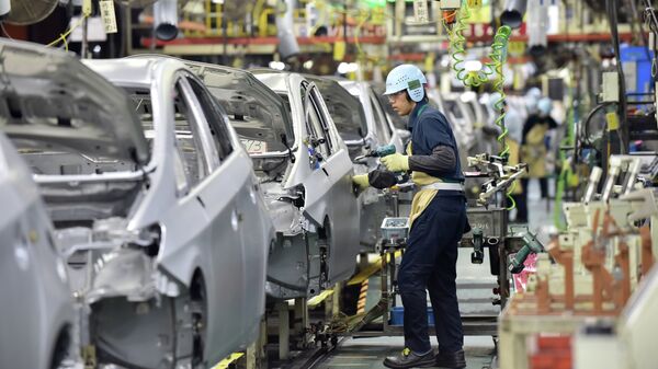 People work on the production line of the Toyota Motor Prius at the company's Tsutsumi plant in Toyota, Aichi prefecture on December 4, 2014 - Sputnik Việt Nam