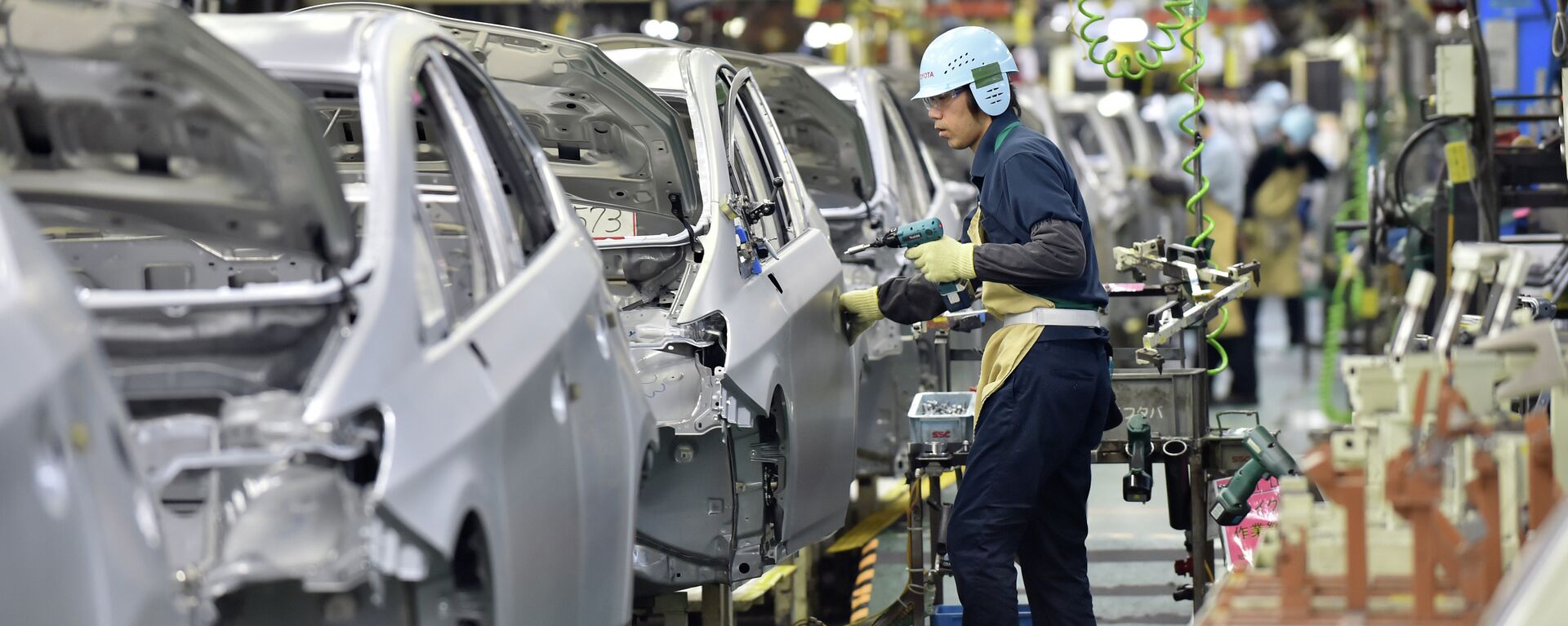 People work on the production line of the Toyota Motor Prius at the company's Tsutsumi plant in Toyota, Aichi prefecture on December 4, 2014 - Sputnik Việt Nam, 1920, 17.11.2018