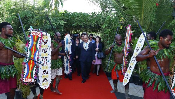Nghi thức đón Thủ tướng Nguyễn Xuân Phúc theo phong cách truyền thống của thổ dân Papua New Guinea tại khách sạn Sanctuary. - Sputnik Việt Nam