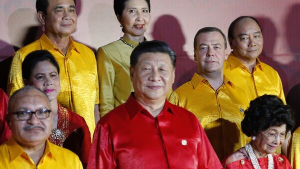 Các nhà lãnh đạo APEC mặc áo truyền thống của New Guinea chụp hình chung - Sputnik Việt Nam