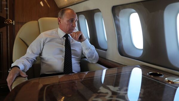 Tổng thống Nga Vladimir Putin trên máy bay. - Sputnik Việt Nam