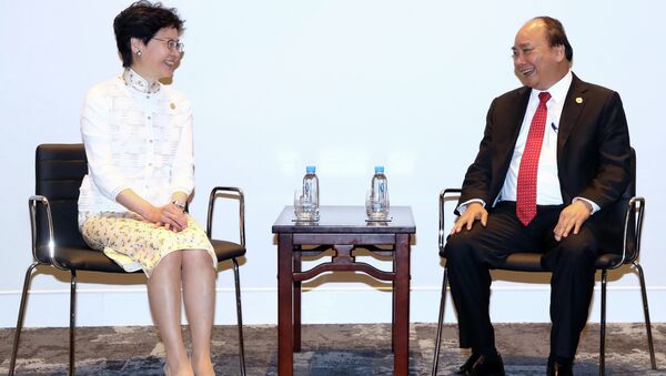 Thủ tướng Nguyễn Xuân Phúc gặp Trưởng Khu hành chính đặc biệt Hong Kong, Trung Quốc Lâm Trịnh Nguyệt Nga. - Sputnik Việt Nam