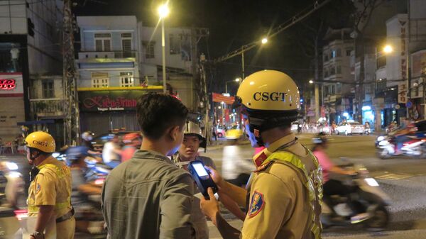 CSGT kiểm tra người vi phạm - Sputnik Việt Nam