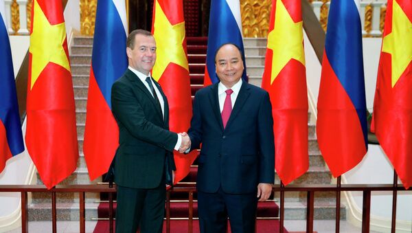 Thủ tướng Nga Dmitry Medvedev đàm phán với người đồng cấp Việt Nam Nguyễn Xuân Phúc tại Hà Nội. - Sputnik Việt Nam