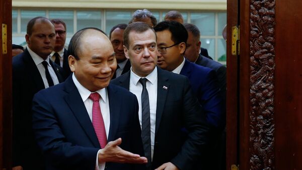 Thủ tướng Nga Dmitry Medvedev với người đồng cấp Việt Nam Nguyễn Xuân Phúc tại Hà Nội. - Sputnik Việt Nam